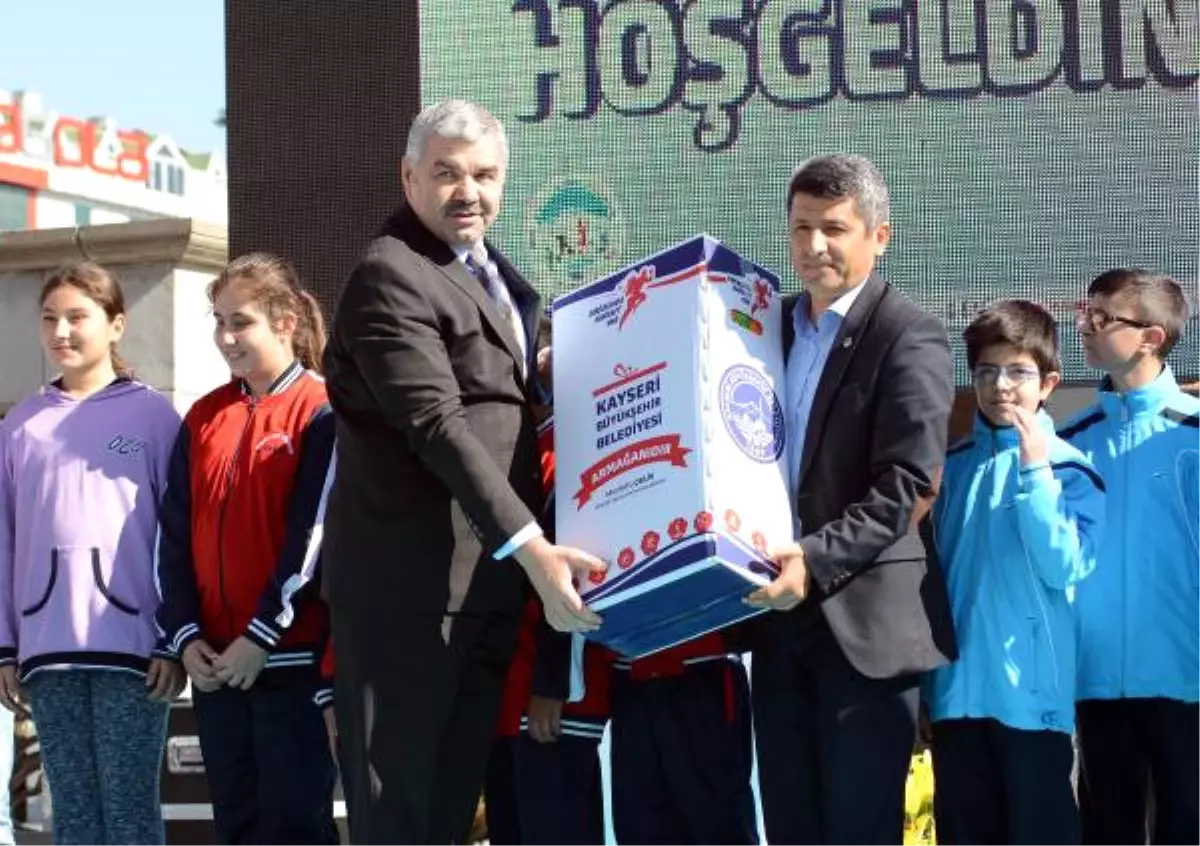 Kayseri Büyükşehir Belediyesi Okullara 10 Bin Top Dağıttı