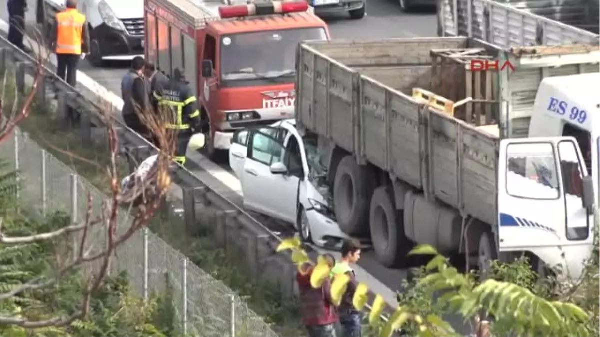 Kocaeli Otomobil Kamyonun Altında Girdi: 1 Ölü 5 Yaralı