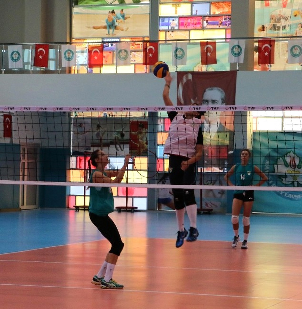 Manisa\'nın Sultanları, Vakıfbank Hazırlıklarını Sürdürüyor