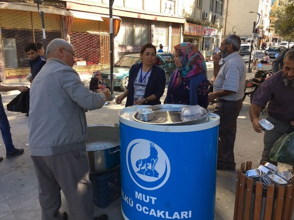 Mut Ülkü Ocağı\'ndan Aşure İkramı