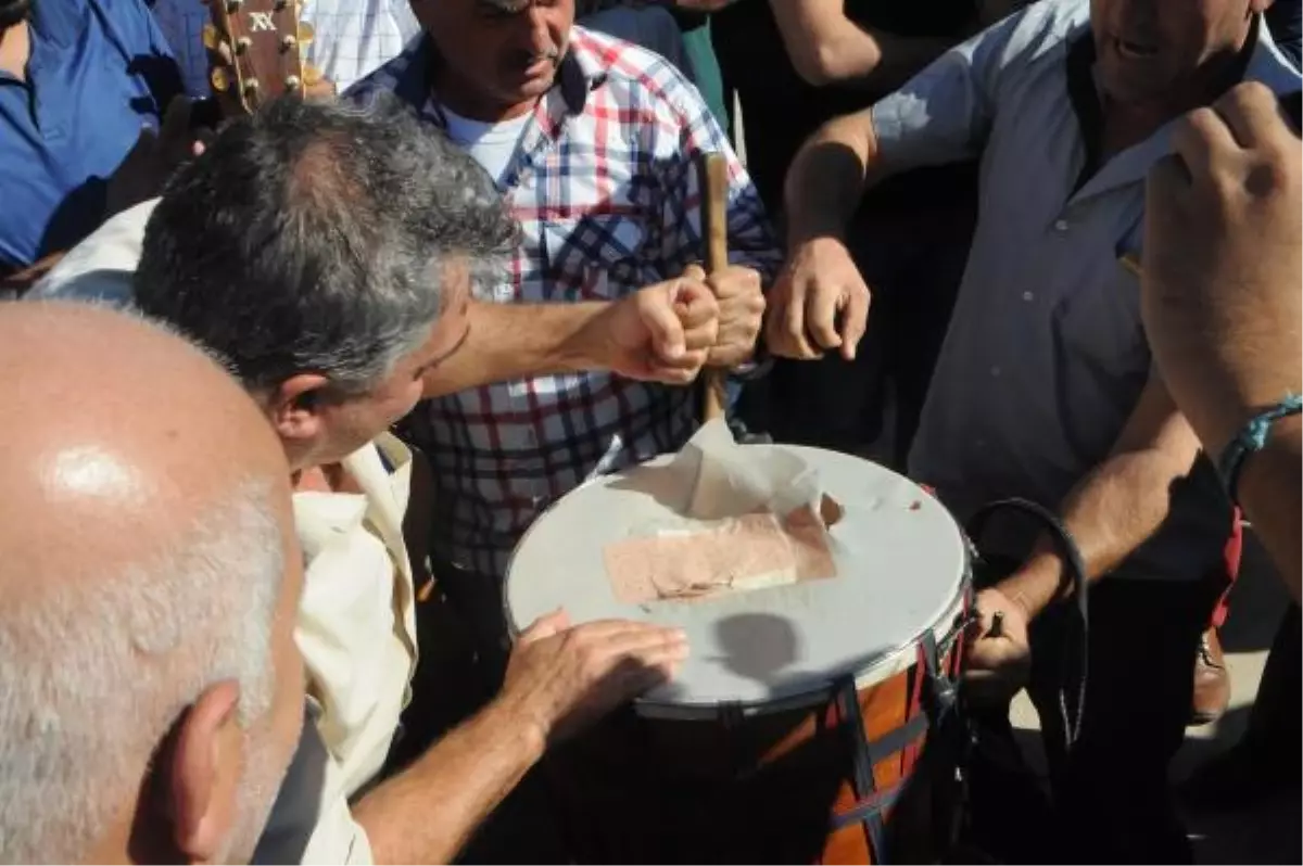 Müzisyenler, Sokak Düğünlerinin Yasaklanmasını Protesto Etti