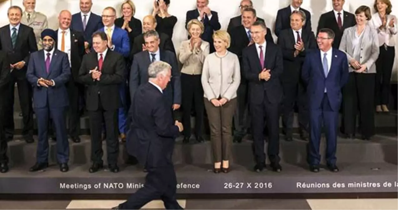 NATO Savunma Bakanları Aile Fotoğrafı Çekiminde Renkli Anlar!