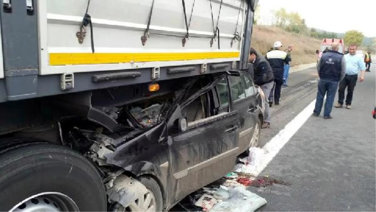 Bolu\'da Dehşete Düşüren Kaza! Otomobil TIR\'ın Altına Girdi: 2 Yaralı