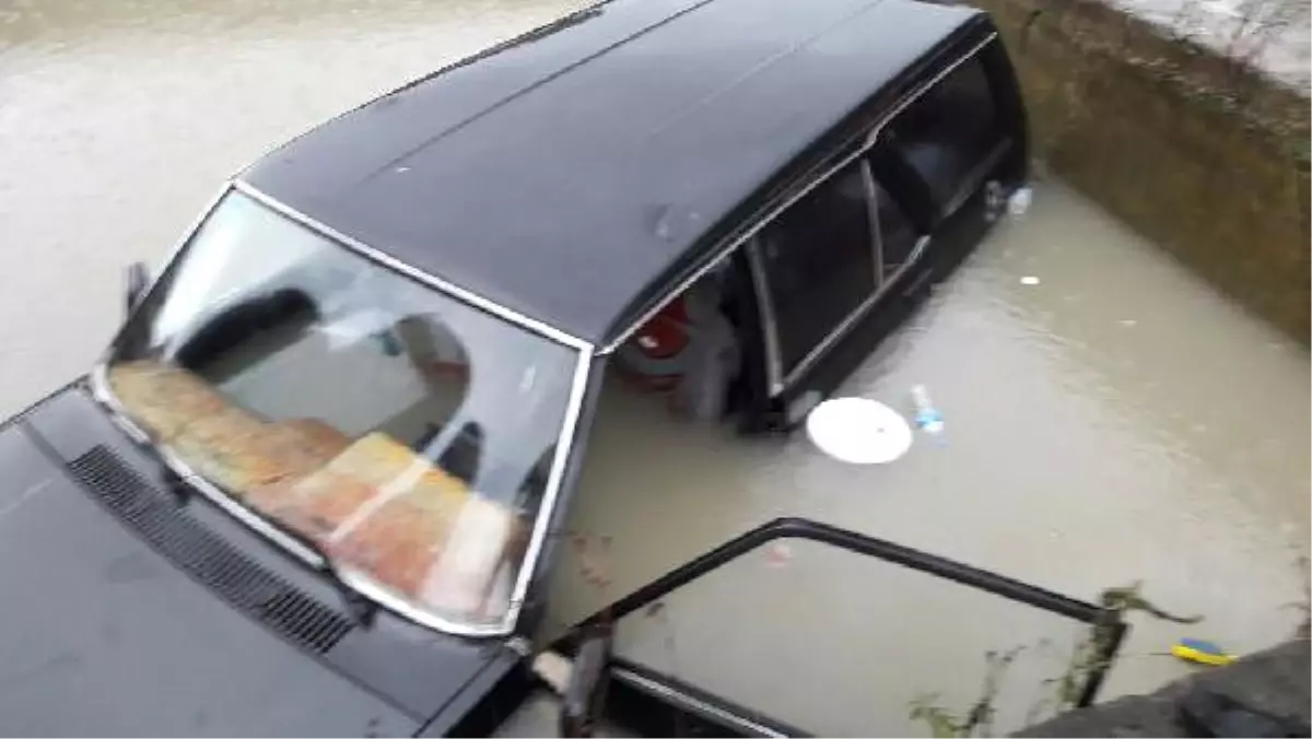 Sürücü Otomobille Su Dolu Havuza Düştü