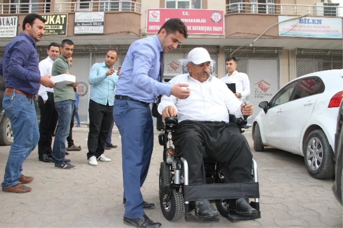 Silopi Kaymakamı Savaş Konak\'tan Engelli Vatandaşa Akülü Araç