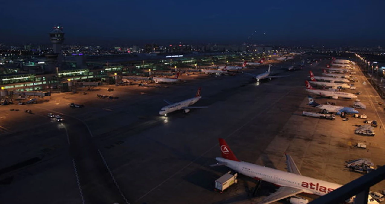 Sınırdışı Edilmek İstemeyen Yolcu Havalimanında Bileklerini Kesti