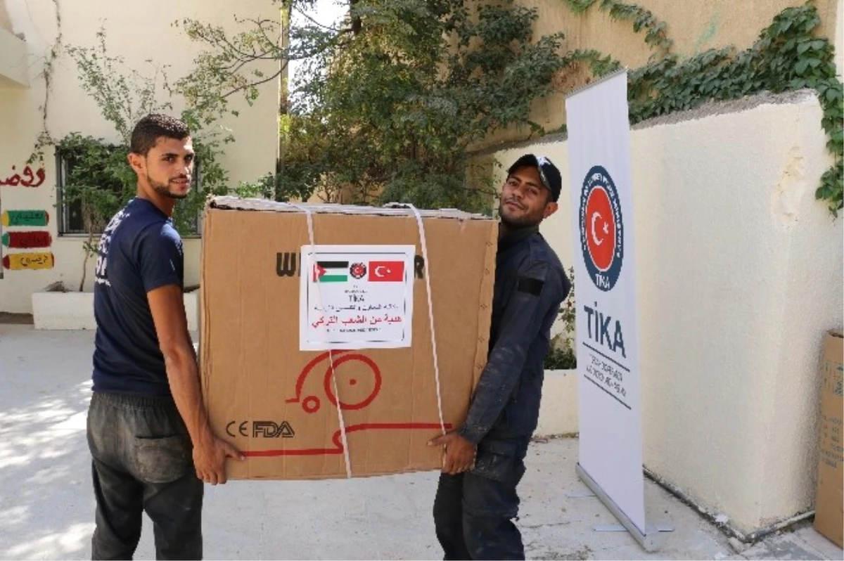 Ürdün\'de Filistinli Mültecilere Tıbbi Ekipman Desteği