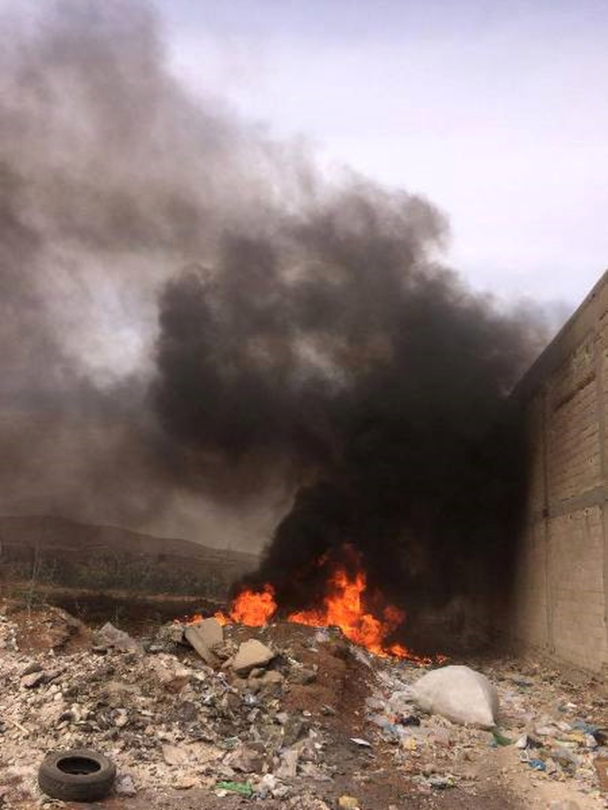 Vatandaş Fabrika Çöplerinin Yakılmasından Şikayetçi