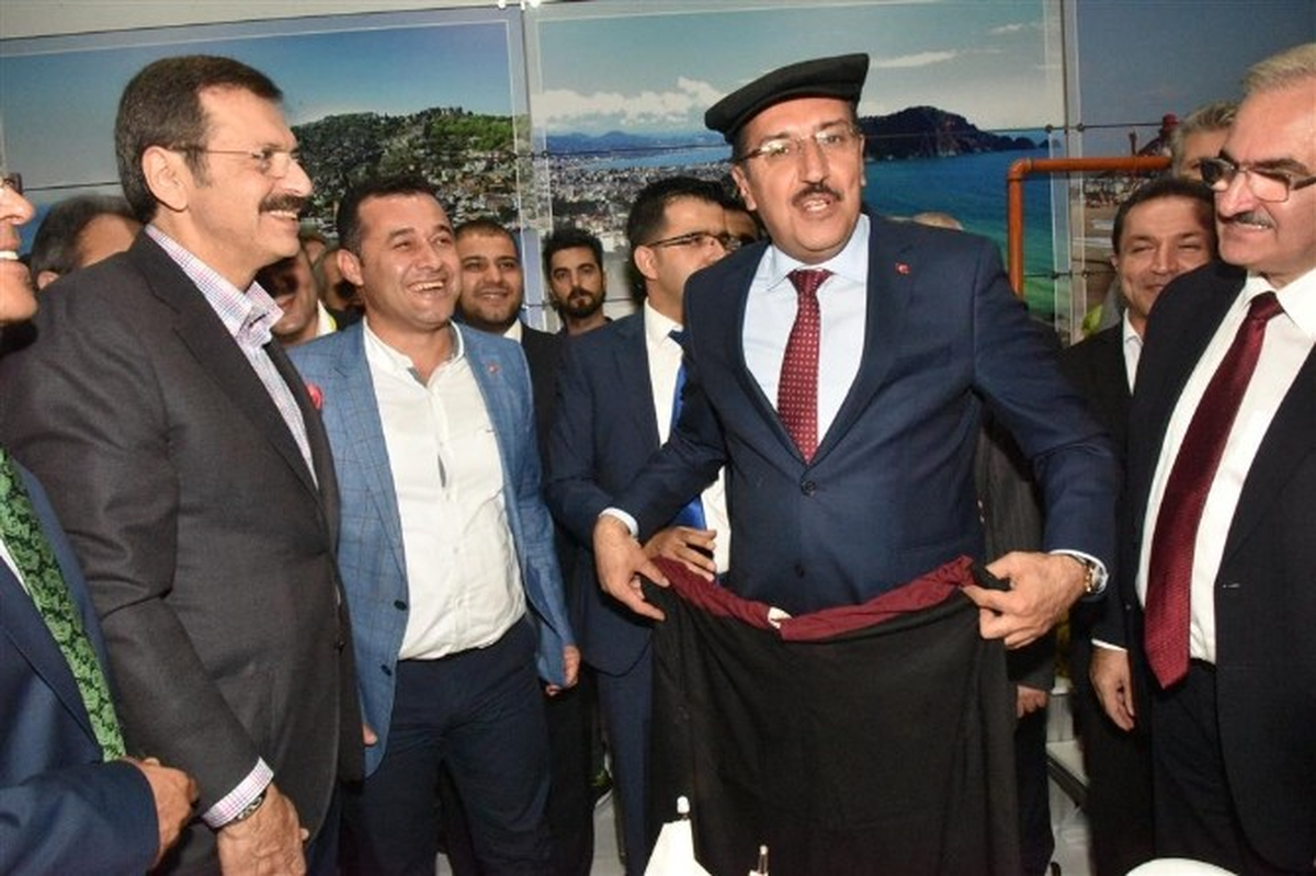 Yücel\'den Bakan Tüfenkci\'ye Alanya Kasketi ve Şalvarı