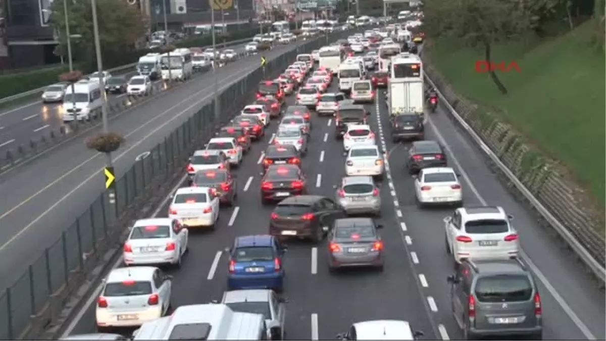 15 Temmuz Köprüsü\'ndeki Kaza Trafik Yoğunluğuna Yol Açtı