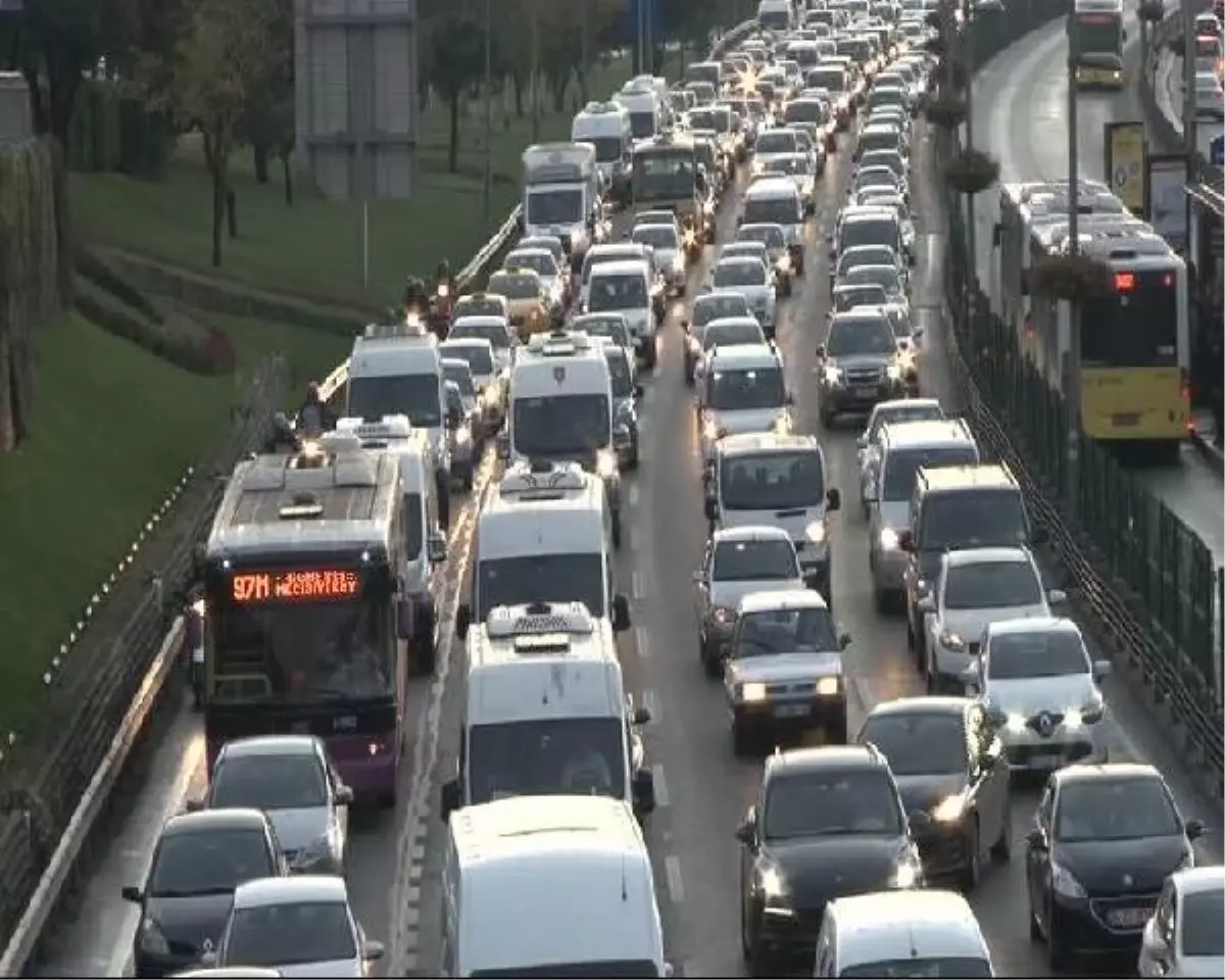15 Temmuz Köprüsü\'ndeki Kaza Trafik Yoğunluğuna Yol Açtı
