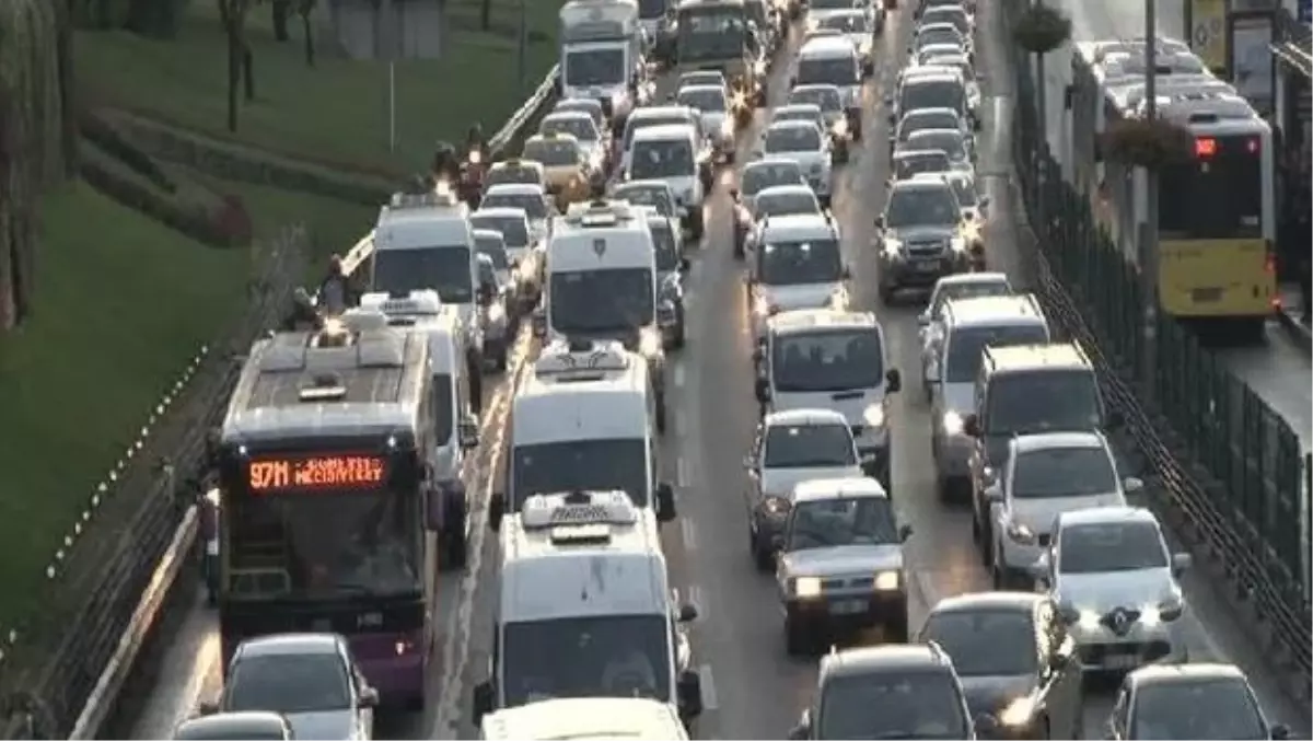 15 Temmuz Köprüsü\'ndeki Kaza Trafik Yoğunluğuna Yol Açtı