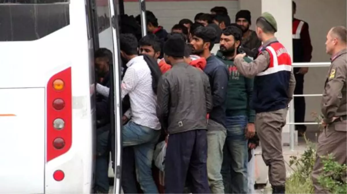 41 Kaçak Sığınmacı Yunanistan\'dan Türkiye\'ye Gönderildi