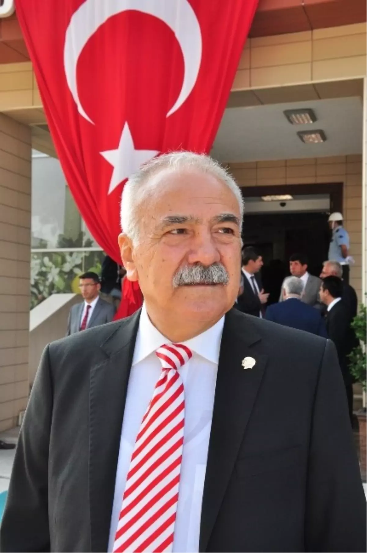 Adana Esob Başkanı Nihat Sözütek\'ten Esnafa, \'Bayrak Asın\' Çağrısı