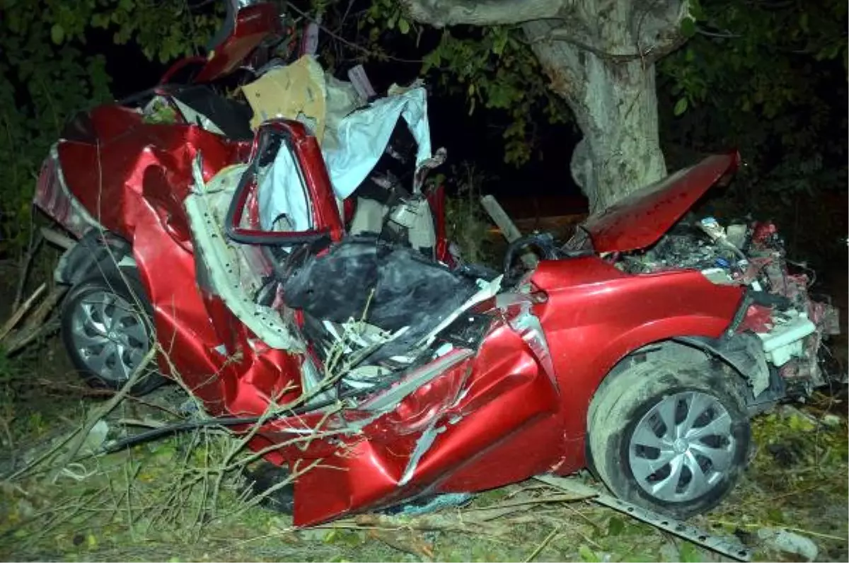 Ağaca Çarpan Otomobilin Sürücüsü Öldü