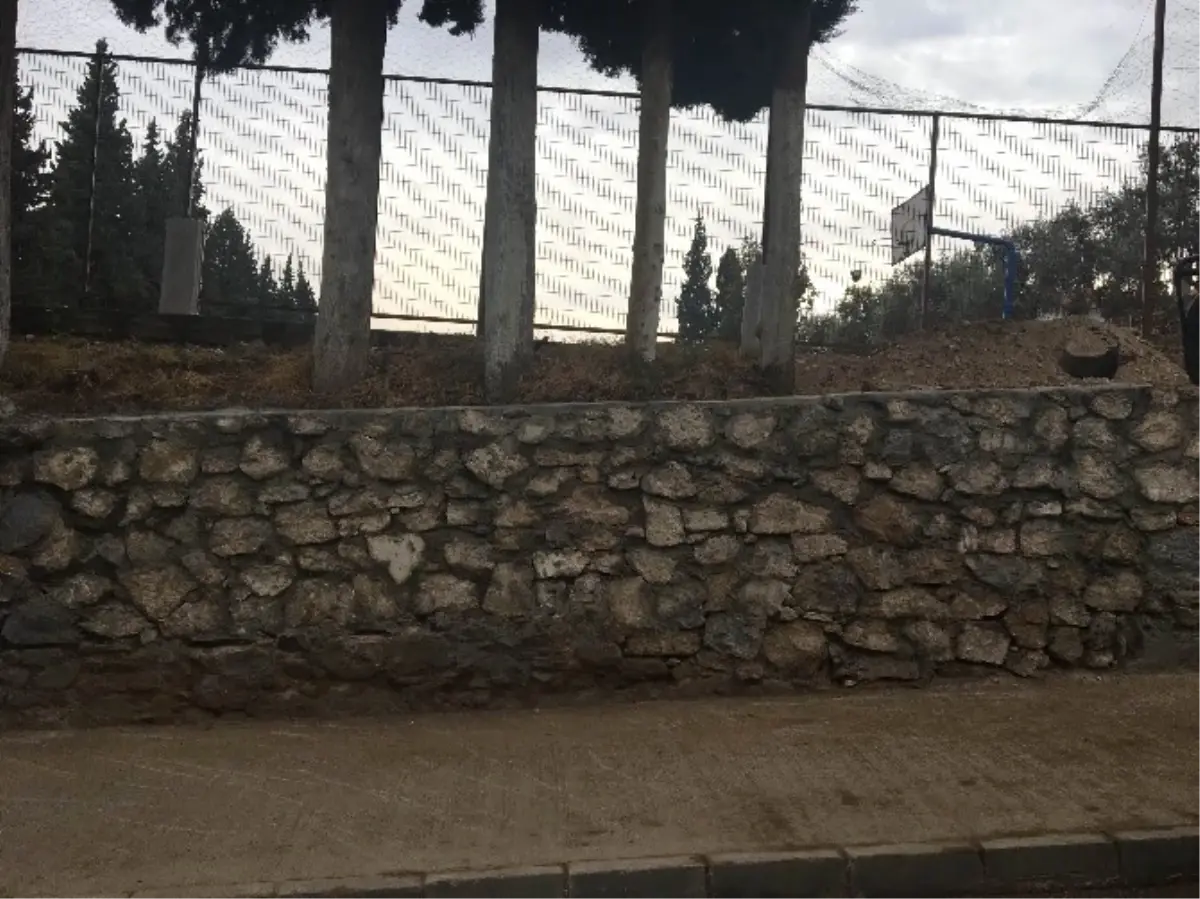Alaşehir Belediyesi Okulun Yıkılan Bahçe Duvarını Yaptı