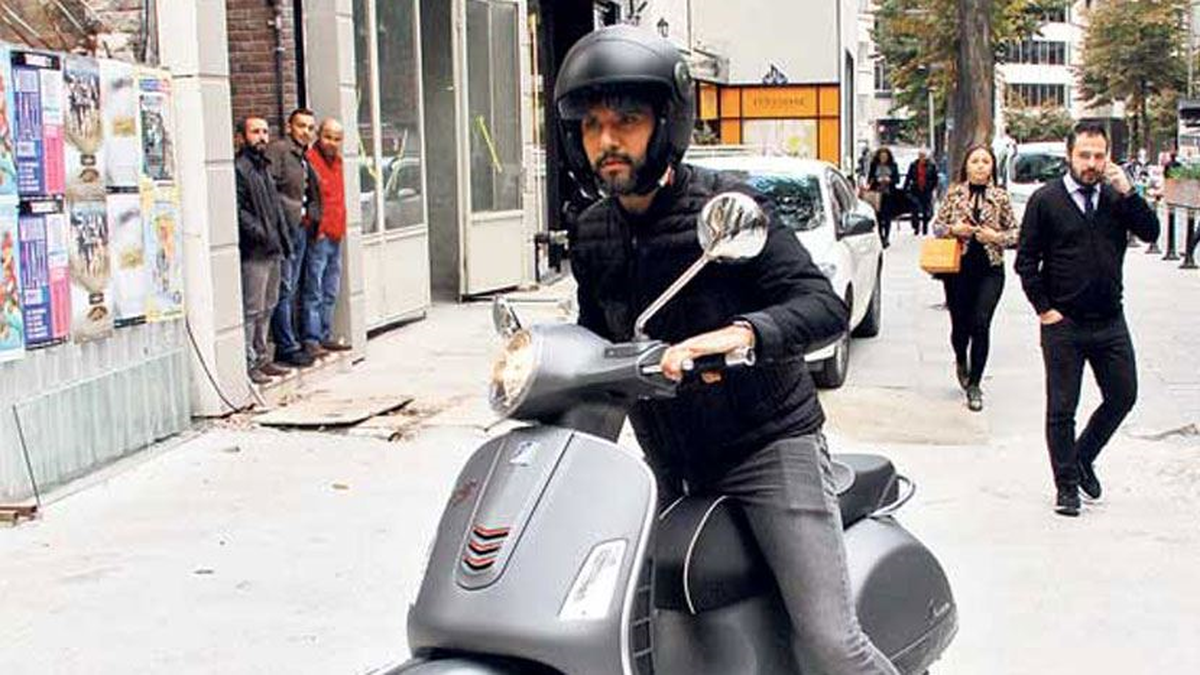 Alişan, Yeni Aldığı Motoru Kaldırımda Test Ediyor