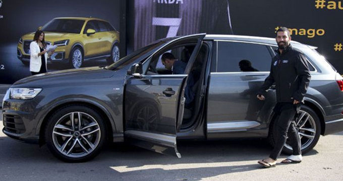 Arda Turan, Barcelona'nın Araba Teslim Törenine Ayağında Bandajla Gitti