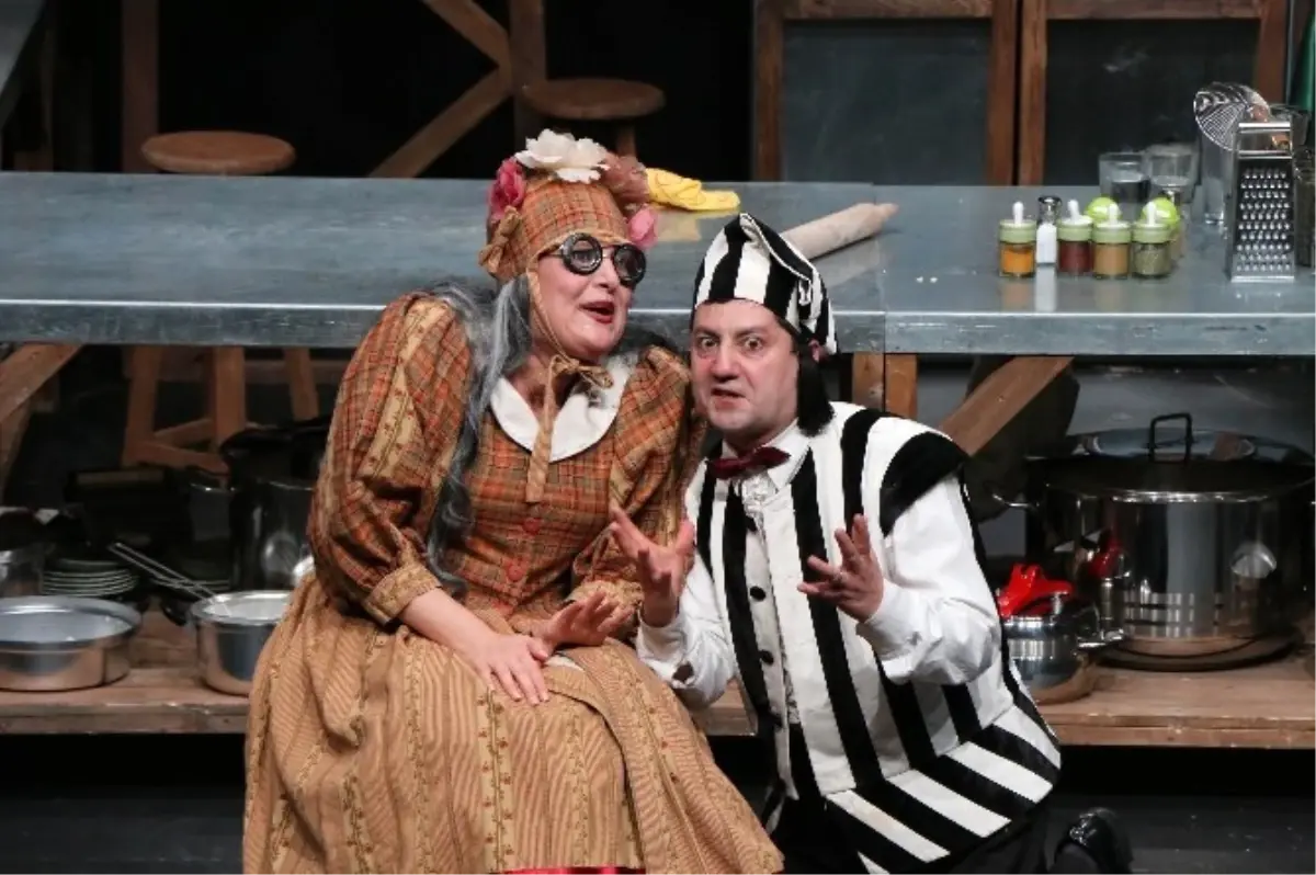 Aşt, Adana\'da Ayakta Alkışlandı