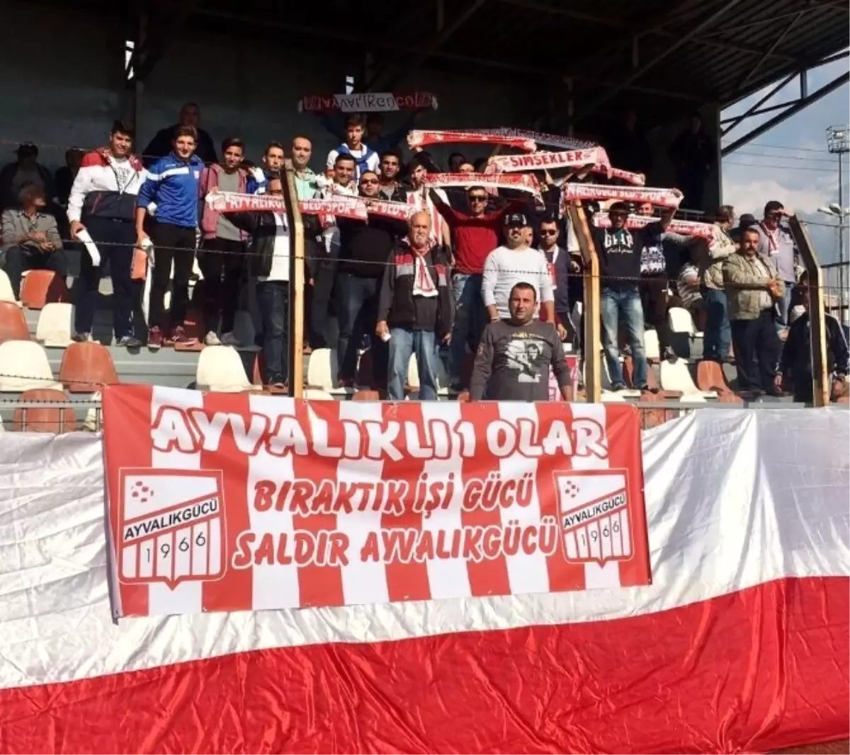 Ayvalıklı 10\'lar Grubundan Erman Güraçara\'a "Geri Dön" Çağrısı