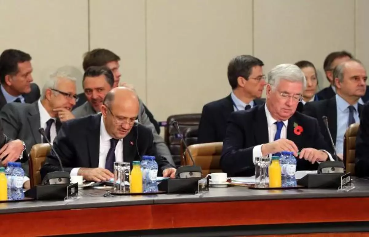 Bakan Işık NATO Savunma Bakanlarına Fetö\'yü Anlatan Kitap ve Kısa Film Dağıttı