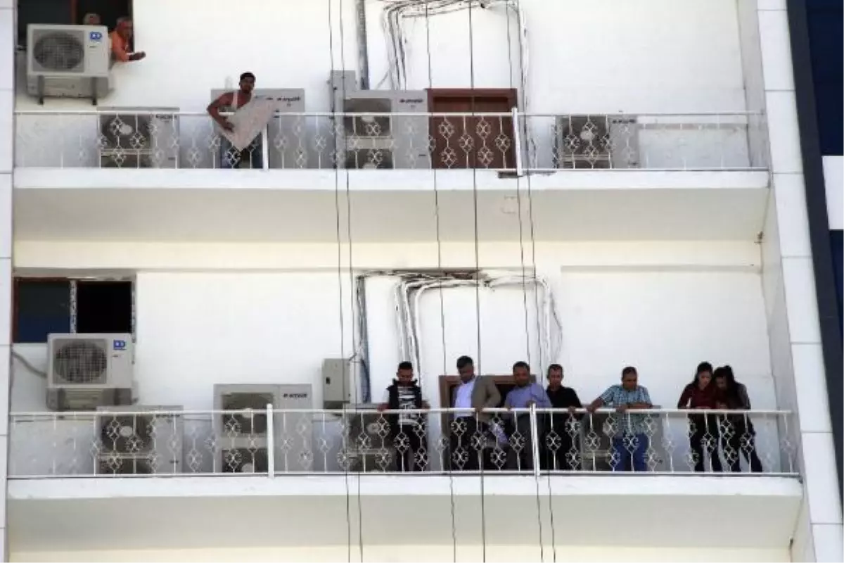 Belediye İşçisi, Yerinin Değişmesini Protesto İçin Çatıya Çıktı