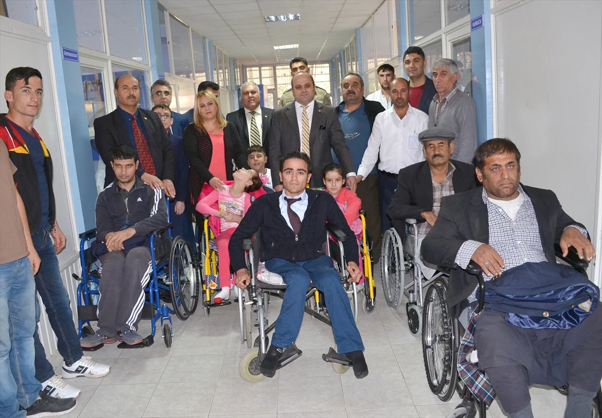 Besni\'de 10 Engelliye Tekerlekli Sandalye Yardımı