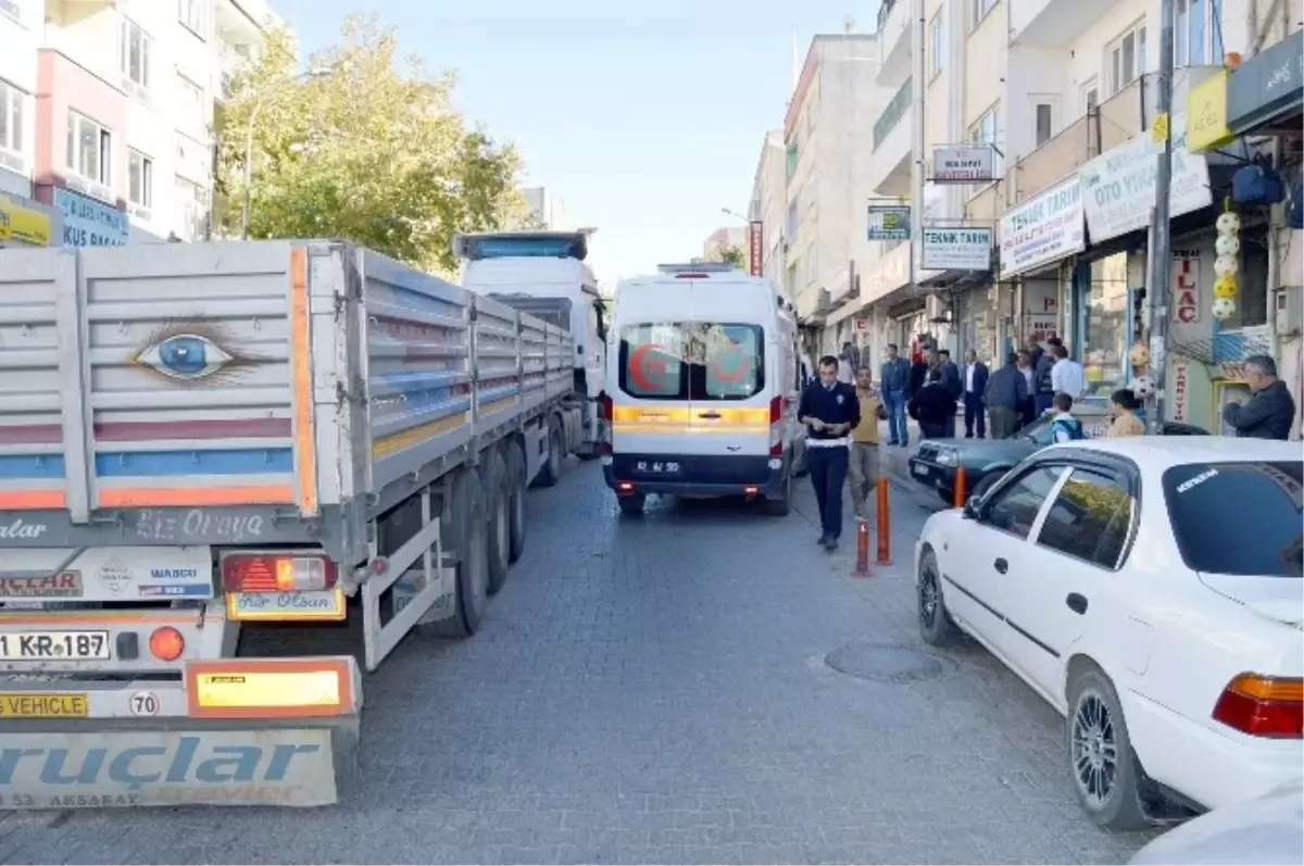 Besni İlçesinde Kamyonet Yaşlı Kadına Çarptı