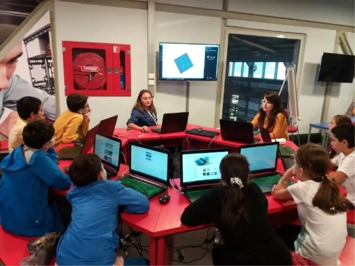 Bilgi Evi Öğrencileri Robotları Öğreniyor