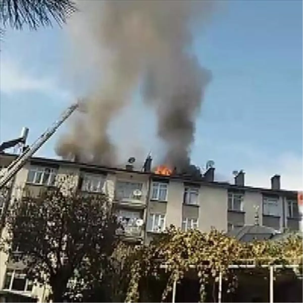 Çatı Katında Çıkan Yangın Paniğe Neden Oldu