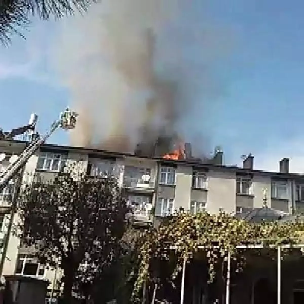 Çatı Katında Çıkan Yangın Paniğe Neden Oldu