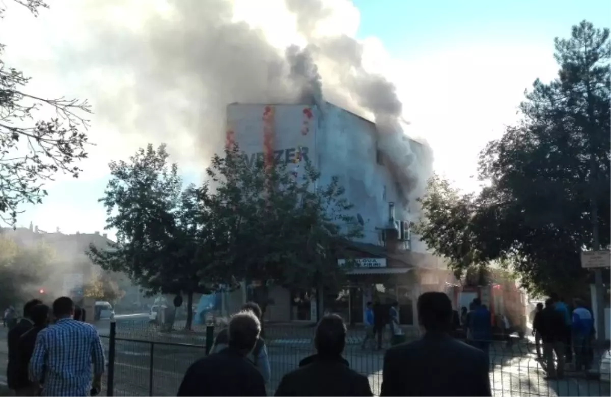 Elazığ\'da 3 Katlı İş Yeri Yandı