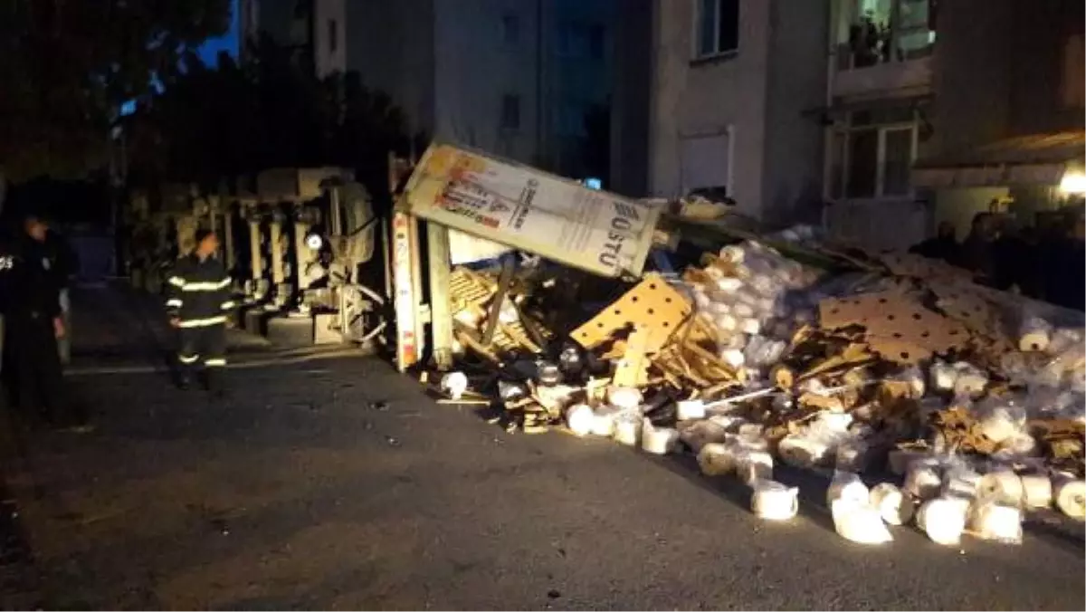 Freni Boşalan Tır, Yayaya Çarpıp Apartman Bahçesine Devrildi