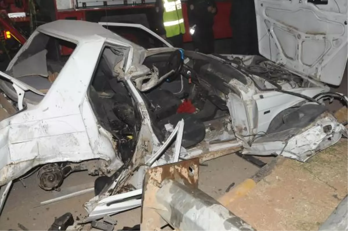 Gaziantep\'te, Otomobil Önce Direğe, Sonra Tır\'a Çarptı: 1 Ölü, 2 Yaralı