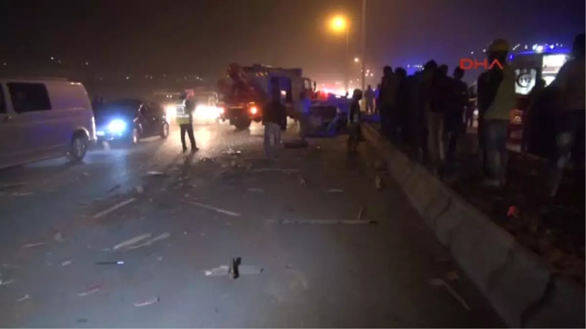 Gaziantep\'te, Otomobil Önce Direğe Sonra Tır\'a Çarptı 1 Ölü, 2 Yaralı