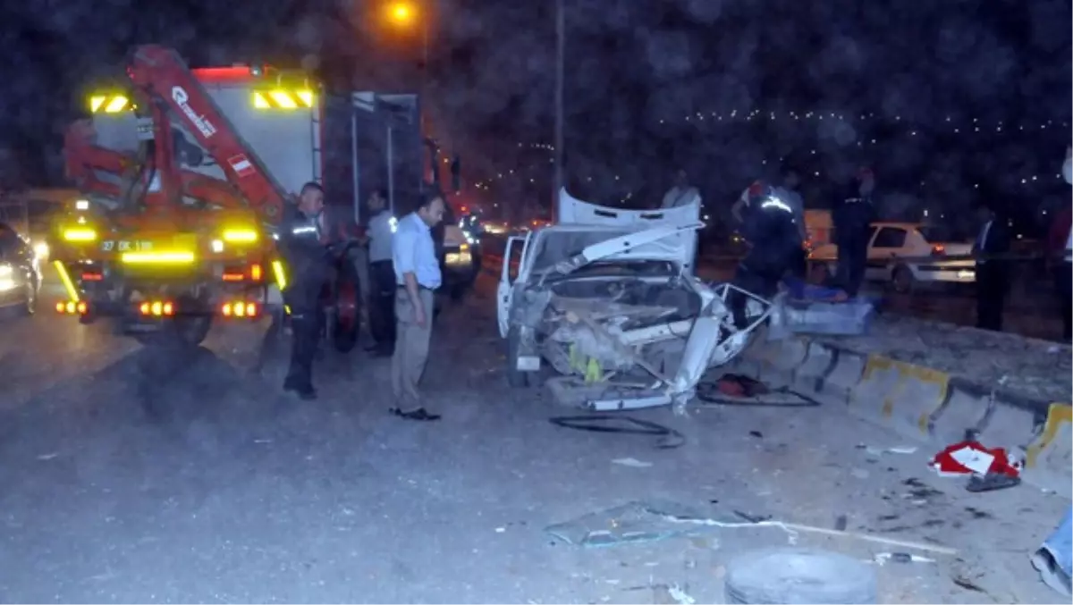 Gaziantep\'te, Otomobil Önce Direğe, Sonra Tır\'a Çarptı: 1 Ölü, 2 Yaralı