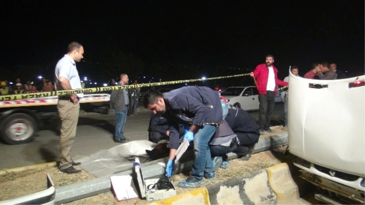 Gaziantep\'te Tır ile Otomobil Çarpıştı: 1 Ölü, 2 Yaralı