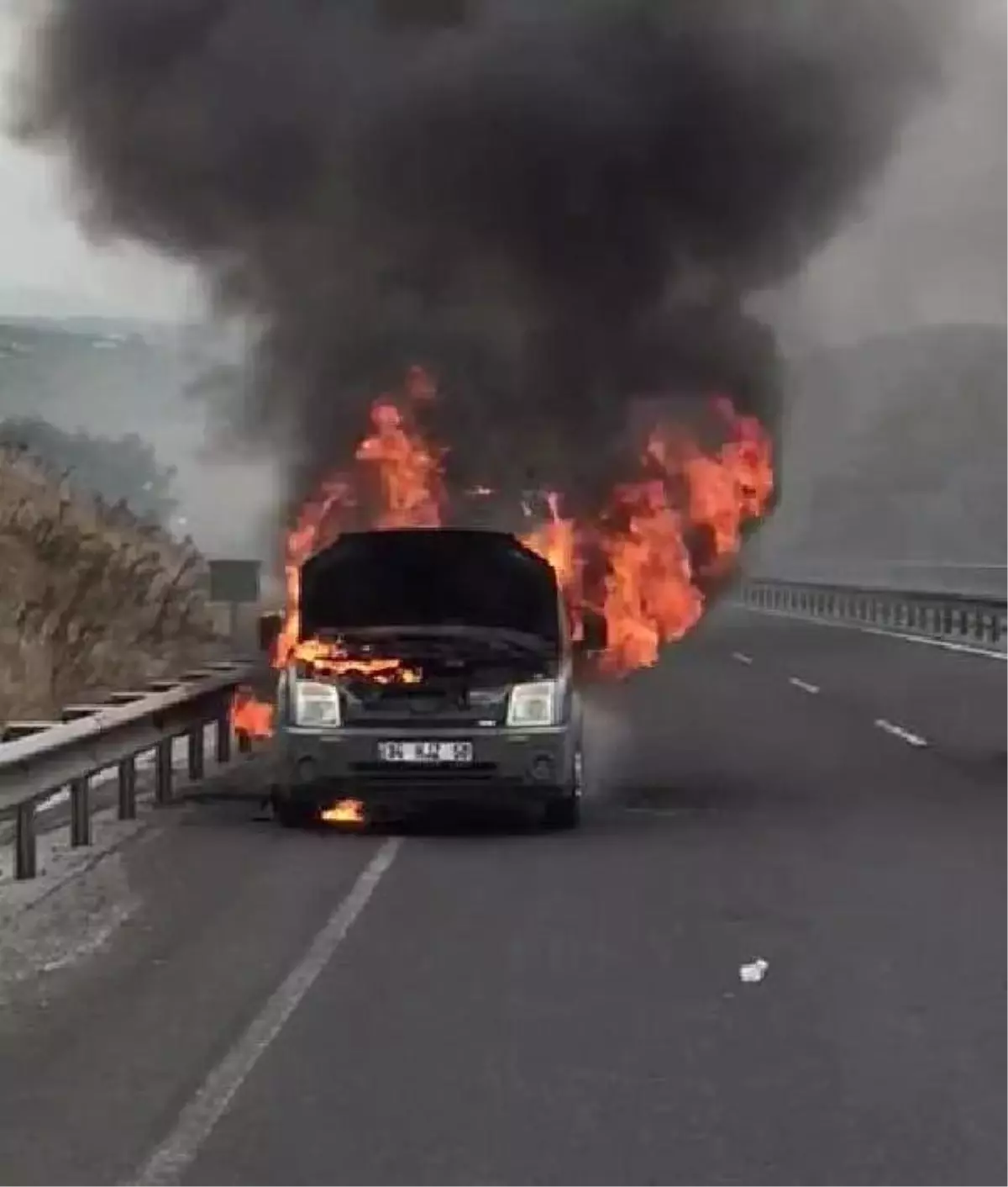 Hafif Ticari Araç Alev Alev Yandı