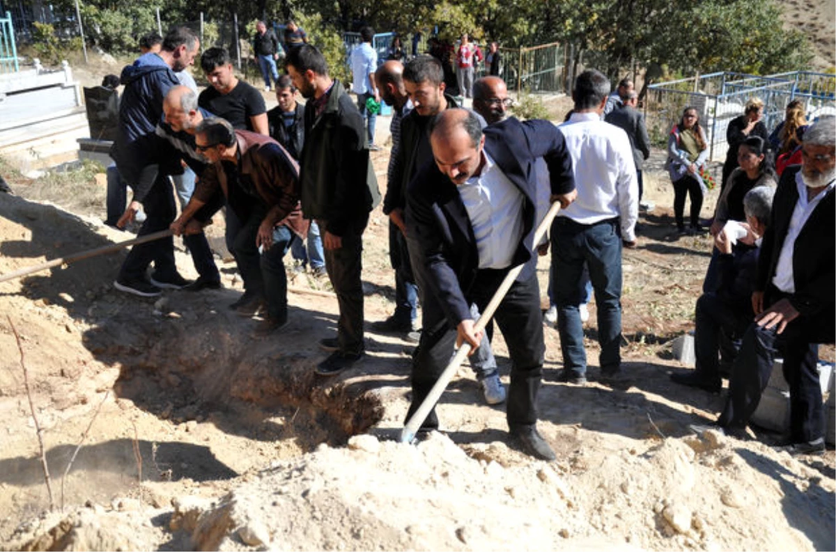 HDP Milletvekili Önlü, Tunceli\'de Terörist Cenazesine Katıldı