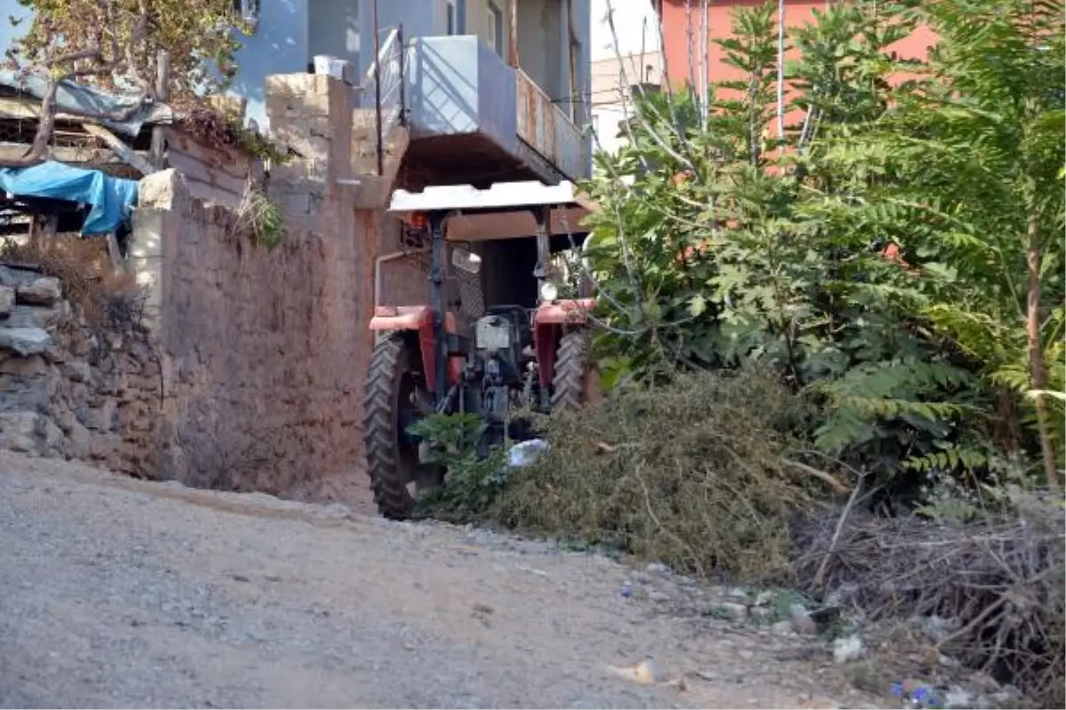 İcralık Traktörünü Vermek İstemedi, Polisi Yaraladı