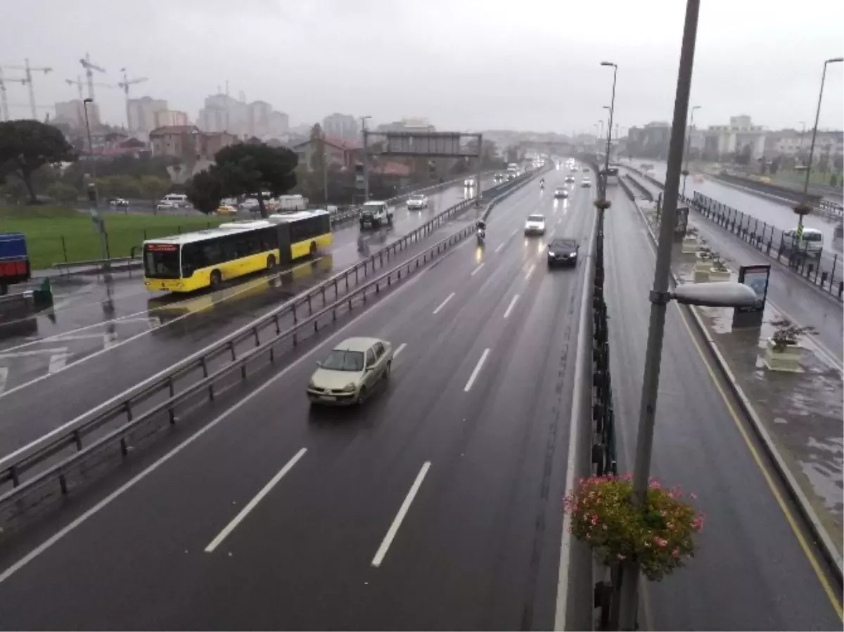 İstanbul\'da Sağanak Yağış Vatandaşları Hazırlıksız Yakaladı