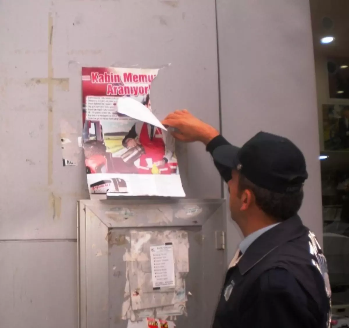 İzmit Zabıtası\'ndan Afiş Kirliliğine Ceza