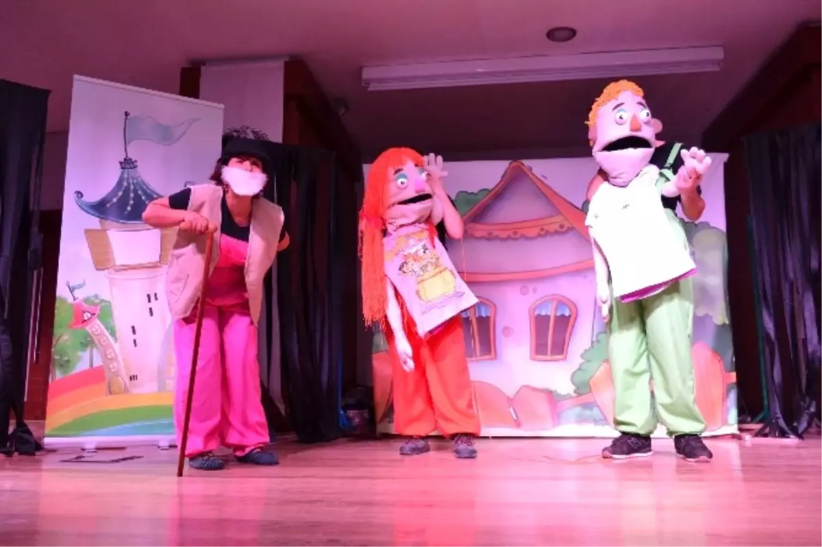 Konyaaltı Belediyesi\'nden Öğrencilere Tiyatro