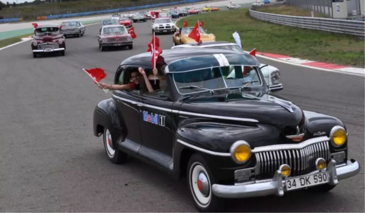 Köprüde Klasiklerle \'Cumhuriyet Her Yerde\' Konvoyu