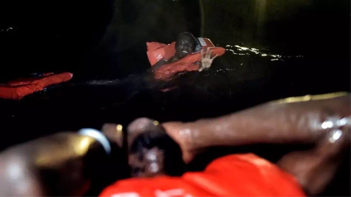 Libya\'da Göçmen Teknesi Battı, En Az 90 Kişi Öldü
