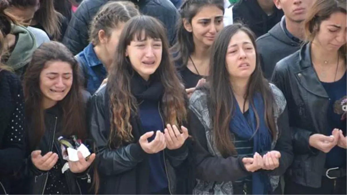 Liseli Hande\'nin Okulunda Yas