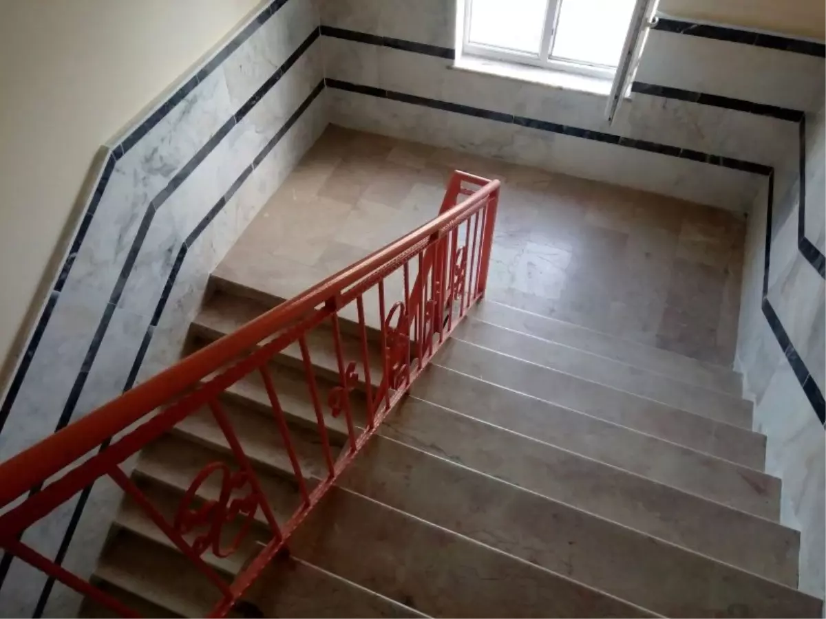 Merdiven Boşluğuna Atlayıp Yaşamına Son Verdi