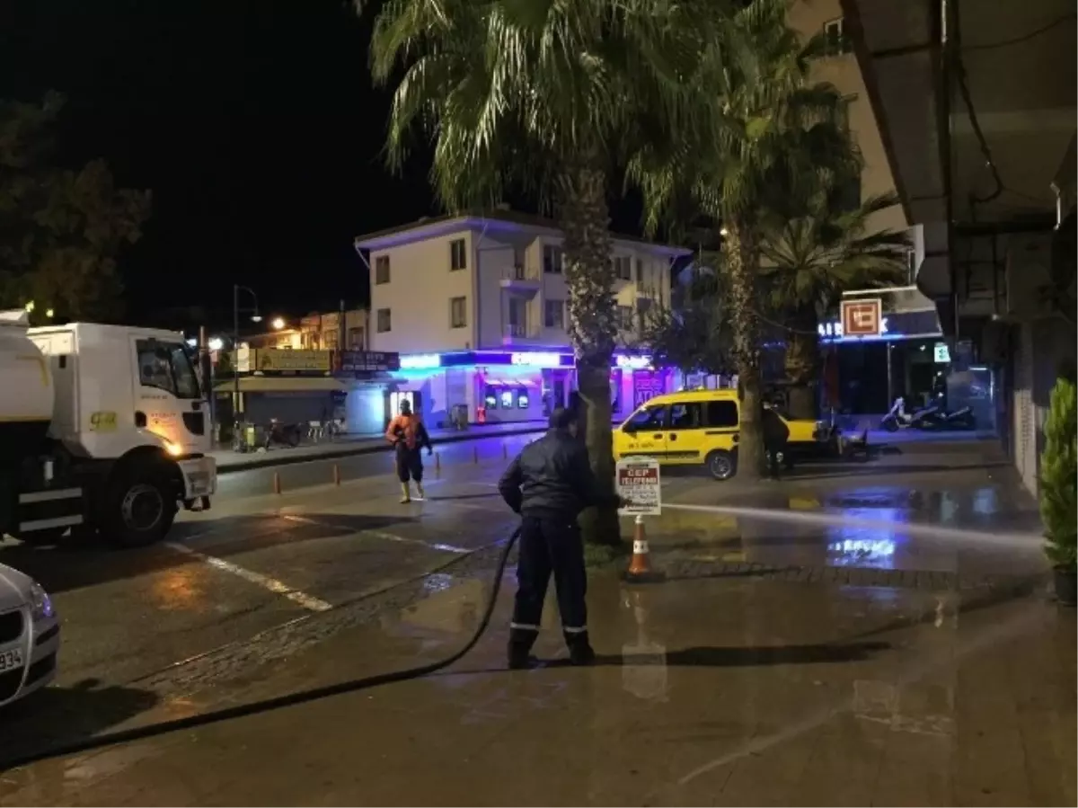 Meydan, Cadde ve Sokaklar Yıkanıyor