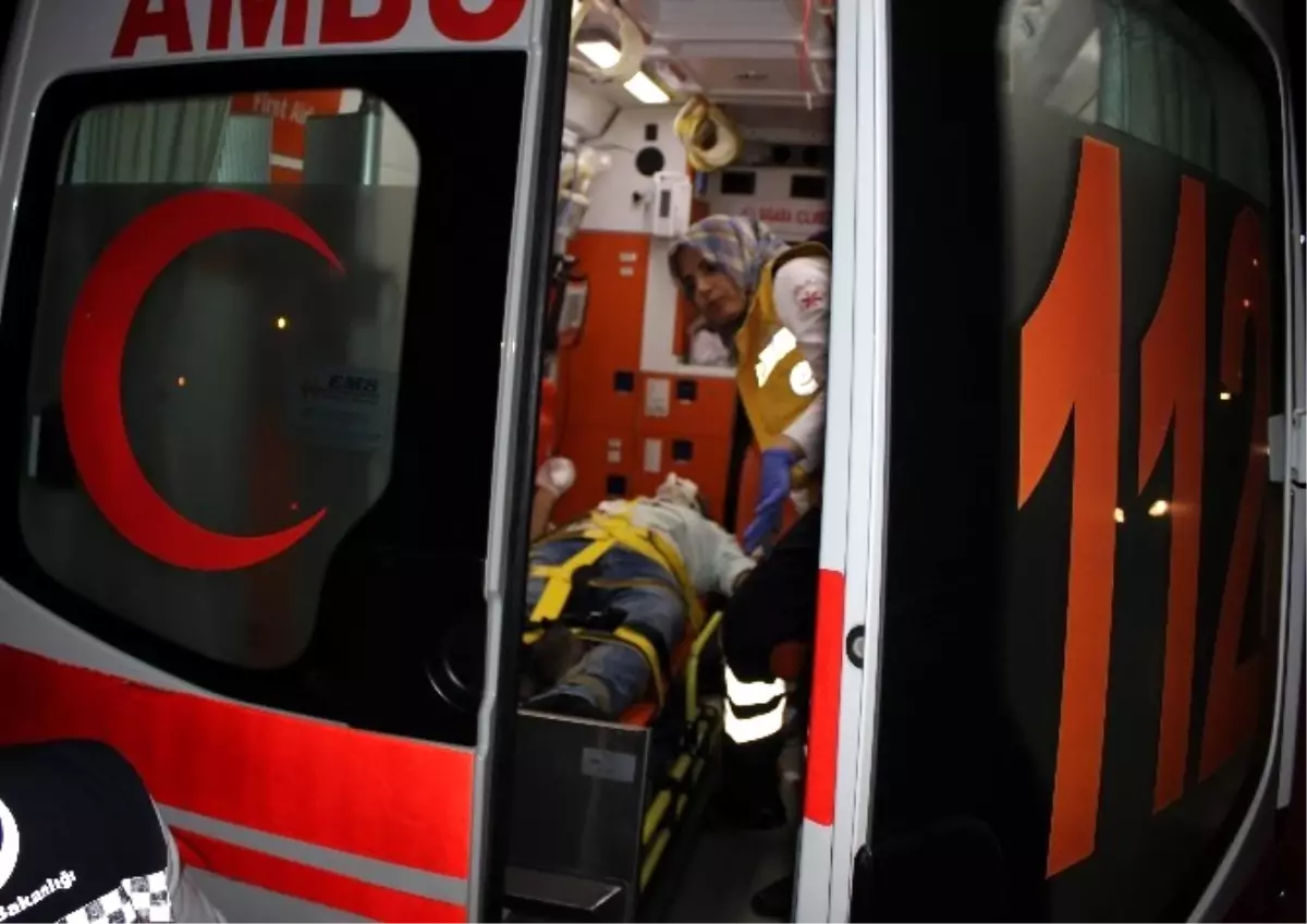 Motosiklet ile Kamyonet Çarpıştı: 1 Yaralı