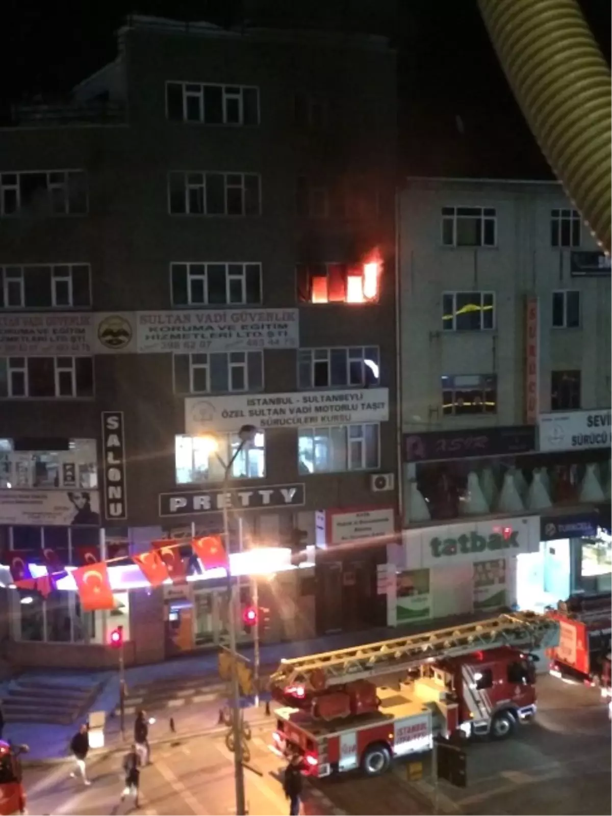 Sultanbeyli\'de Korkutan Yangın